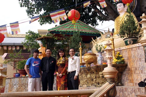 Gia đình Tiến sĩ Hoa hậu quý bà Kim Hồng chụp ảnh lưu niệm cùng ông Lê Xuân Tươi – Bí thư thành uỷ thành phố Vũng Tàu.