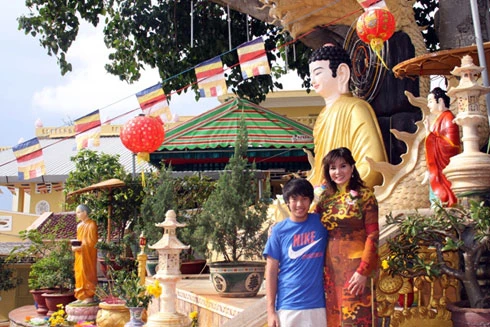 Hai mẹ con dưới chân tượng Phật.