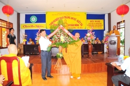 đại diện chính quyền tặng lẵng hoa chúc mừng DSC_0817.JPG