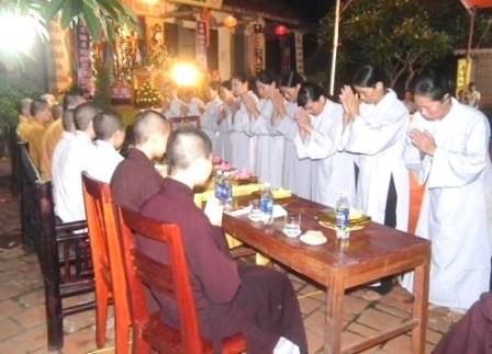 Các Ph_t t_ thành tâm dâng y nhân ngày Vu lan Báo hi_u t_i chùa Quan M_c.JPG