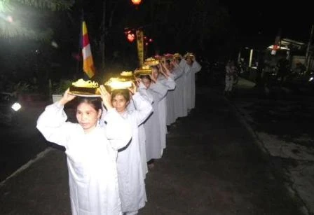 Dâng y cúng d__ng ch_ Tôn __c c_a Ph_t t_ chùa Quan M_c.JPG