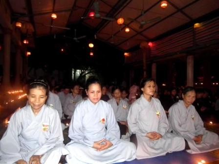 S_ trang nghieek và l_ng __ng c_a Ph_t t_ chùa Linh Quang sau khi ___c cài lên ng_c nh_ng _óa hoa màu h_ng.JPG