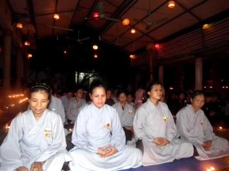 S_ trang nghieek và l_ng __ng c_a Ph_t t_ chùa Linh Quang sau khi ___c cài lên ng_c nh_ng _óa hoa màu h_ng.JPG