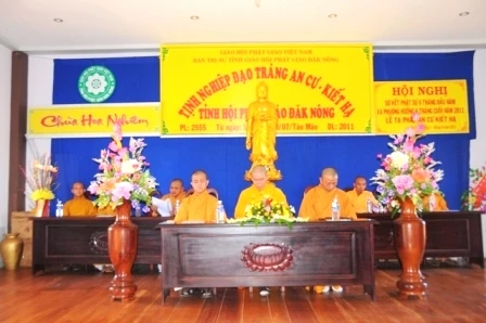 chư Tôn đức chứng minh trong hội nghị sơ kết sáu tháng đầu năm 2011 DSC_0800.JPG