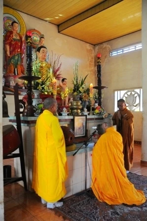 niêm nhang bạch PhậtDSC_0752.JPG