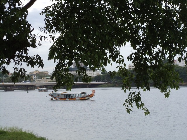 cảnh sông Hương trước Phu Văn Lâu.JPG
