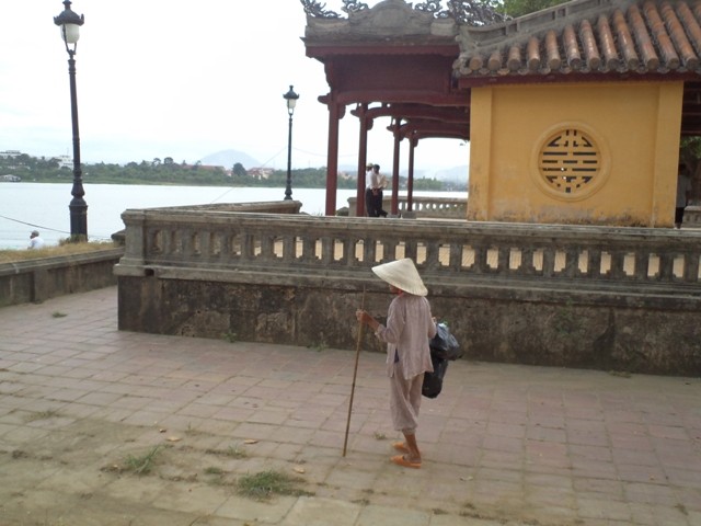 cụ bà nhặt rác trước Phu Văn Lâu.JPG