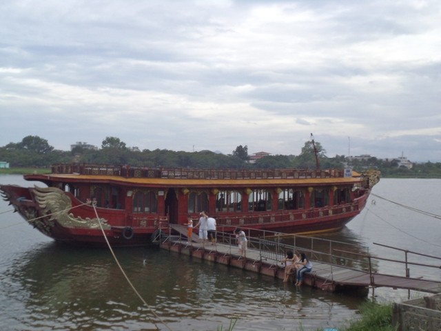 thuyền du lịch cập bờ trước Phu Văn Lâu.JPG