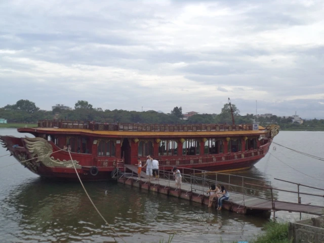 thuyền du lịch cập bờ trước Phu Văn Lâu.JPG