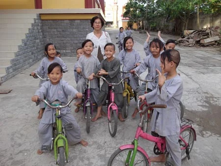Các cháu nhỏ ở chùa Năng Nhơn đều gọi bà Trí Hiền là bà nội.