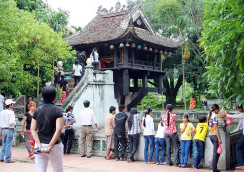 Đông đảo du khách đến tham quan chùa Một Cột Chùa Một Cột cứ mưa là... dột