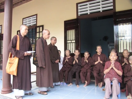 Thừa Thiên Huế: Tặng quà các Trung tâm Dưỡng lão Tịnh Đức và Diệu Viên ảnh 1
