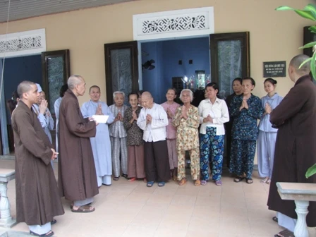 Thừa Thiên Huế: Tặng quà các Trung tâm Dưỡng lão Tịnh Đức và Diệu Viên ảnh 11
