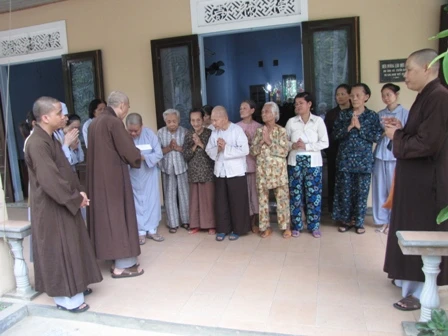 Thừa Thiên Huế: Tặng quà các Trung tâm Dưỡng lão Tịnh Đức và Diệu Viên ảnh 12