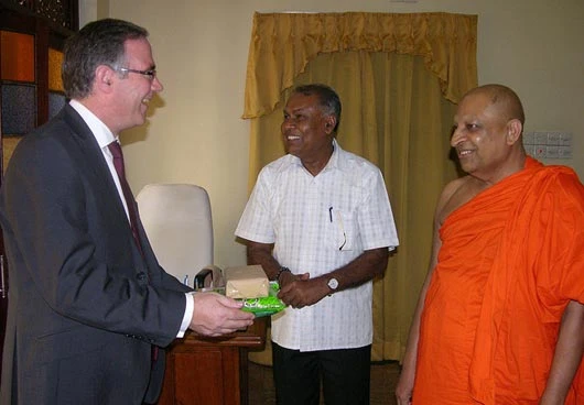 Thăm HT. Thibbotuwawe Sri Sumangala Maha Nayaka Thero.jpg