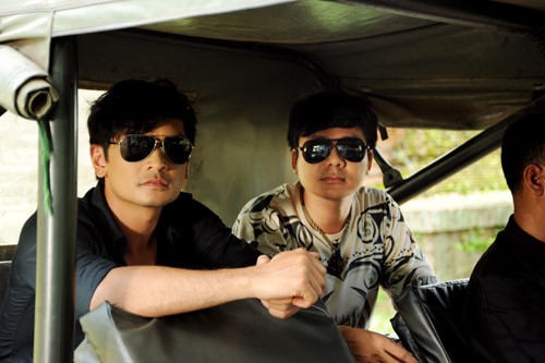Đức Hải trong vai công an của Việt Nam và Trường Thịnh là cảnh sát của Campuchia. Cả hai phối hợp bắt tên hung thủ do Đức Tiến đóng đang trốn ở xứ người Đức Tiến trong vai giang hồ hoàn lương được cô gái Văn Phượng cưu mang ở xứ người. Cặp đôi đã trở thành vợ chồng Khu đền Angkor dành cho khách du lịch. Nhưng Việt Trinh liên tục cho chặn đường để quay phim, khiến nhiều người lo lắng "Bà mẹ một con" cùng tổ đạo diễn hồi hộp với từng cảnh quay Việt Trinh cùng quay phim Văn Khuê và Văn Phượng Việt Trinh từng muốn bán nhà để làm phim