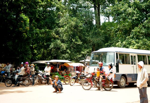 Đức Hải trong vai công an của Việt Nam và Trường Thịnh là cảnh sát của Campuchia. Cả hai phối hợp bắt tên hung thủ do Đức Tiến đóng đang trốn ở xứ người Đức Tiến trong vai giang hồ hoàn lương được cô gái Văn Phượng cưu mang ở xứ người. Cặp đôi đã trở thành vợ chồng Khu đền Angkor dành cho khách du lịch. Nhưng Việt Trinh liên tục cho chặn đường để quay phim, khiến nhiều người lo lắng "Bà mẹ một con" cùng tổ đạo diễn hồi hộp với từng cảnh quay Việt Trinh cùng quay phim Văn Khuê và Văn Phượng Việt Trinh từng muốn bán nhà để làm phim