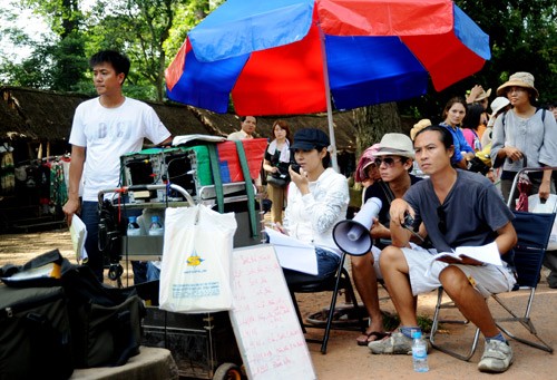 Đức Hải trong vai công an của Việt Nam và Trường Thịnh là cảnh sát của Campuchia. Cả hai phối hợp bắt tên hung thủ do Đức Tiến đóng đang trốn ở xứ người Đức Tiến trong vai giang hồ hoàn lương được cô gái Văn Phượng cưu mang ở xứ người. Cặp đôi đã trở thành vợ chồng Khu đền Angkor dành cho khách du lịch. Nhưng Việt Trinh liên tục cho chặn đường để quay phim, khiến nhiều người lo lắng "Bà mẹ một con" cùng tổ đạo diễn hồi hộp với từng cảnh quay Việt Trinh cùng quay phim Văn Khuê và Văn Phượng Việt Trinh từng muốn bán nhà để làm phim