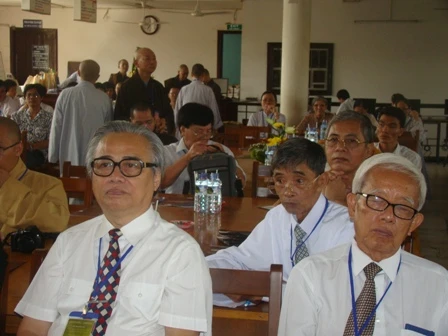 Chùm ảnh: Triển lãm và Hội thảo về “Quốc chúa - Bồ tát Nguyễn Phúc Chu” ảnh 5 15hoithao22-8.JPG