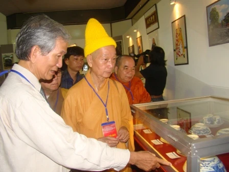 Chùm ảnh: Triển lãm và Hội thảo về “Quốc chúa - Bồ tát Nguyễn Phúc Chu” ảnh 2 3hoithao22-8.JPG