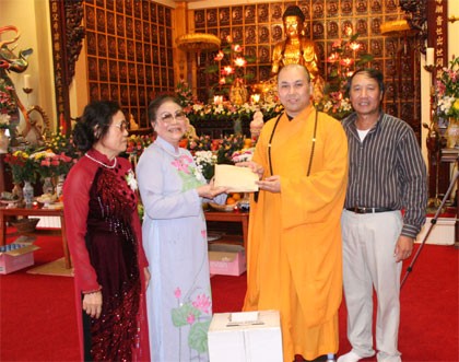 Kiều bào tại Anh tổ chức Lễ Vu lan và ủng hộ nạn nhân chất độc da cam ở Việt Nam ảnh 5 (3)tin1.jpg