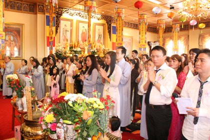 Kiều bào tại Anh tổ chức Lễ Vu lan và ủng hộ nạn nhân chất độc da cam ở Việt Nam ảnh 1 tin-a1.jpg