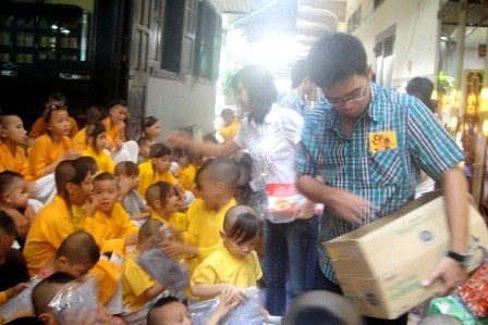 TP.HCM: Tặng áo mới cho cô nhi chùa Từ Hạnh ảnh 2 2.jpg