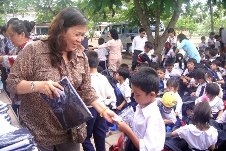 TP.HCM: Tặng áo mới cho cô nhi chùa Từ Hạnh ảnh 5 5.jpg
