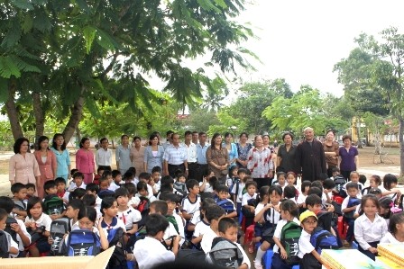 TP.HCM: Tặng áo mới cho cô nhi chùa Từ Hạnh ảnh 7 6.jpg