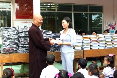 TP.HCM: Tặng áo mới cho cô nhi chùa Từ Hạnh ảnh 6 7.jpg
