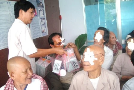 Hỗ trợ 100 ca ghép thủy tinh thể cho người mù ảnh 2 20110829101958_dsc01845.jpg