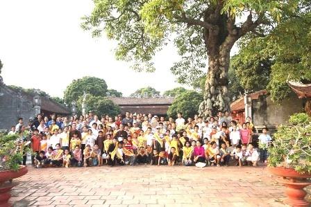 CHUP HINH LUU NIEM TAI VAN MIEU MAO DIEN.jpg