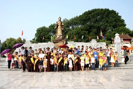 DOAN CHUP LUU NIEM TAI TUONG DAI QUOC MAU Y LAN2.jpg