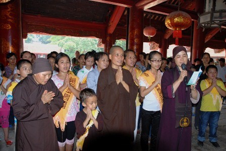 LE DANG HUONG VA CAU NGUYEN TAI VAN MIEU QUOC TU GIAM.jpg