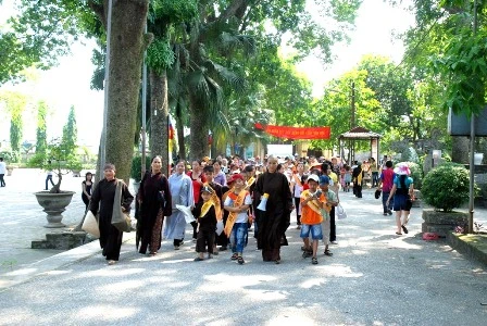 XEP HANG VAO THAM VAN MIEU.jpg