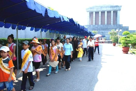 XEP HANG VAO VIENG LANG BACS.jpg