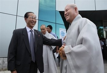 Sim Sang Jin thành viên Hiệp hội Phật giáo của Bắc Triều Tiên chào đón Ri Kyong-sik, phái Tào Khê Hàn Quốc tại sân bay Bình Nhưỡng - Ảnh AP.jpg