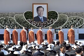 Hàn Quốc: 37 Phật tử đến Bắc Triều Tiên dự lễ kỷ niệm khu di tích Phật giáo chung ảnh 1 chư tăng cầu nguyện cho cố tổng thống HQ Kim Dae-Jung vào 23-8-2009 (AFP).jpg