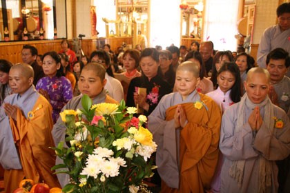 Đại lễ Vu Lan tại chùa Linh Sơn Vương quốc Anh ảnh 1 (54)a3.jpg