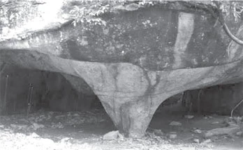 Một cái hang dành cho Tỳ kheo.jpg