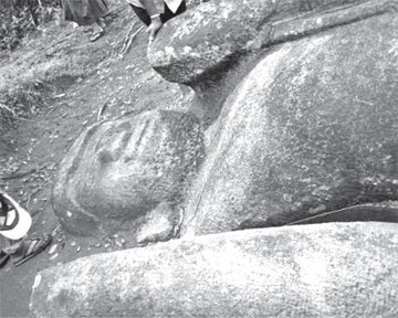 Tượng Phật khắc dở dang.jpg