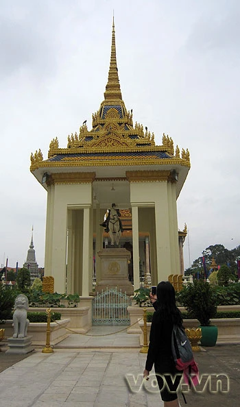 Tượng vua Norodom đang cưỡi ngựa ở phía trước chùa Bạc