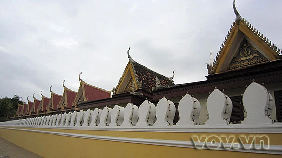 Bức tường bao quanh hoàng cung với các họa tiết điêu khắc đã ghi đậm dấu ấn đất nước chùa Tháp.