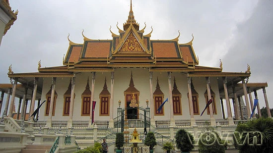 Chùa Bạc có nhiều tượng Phật quý, đặc biệt có bức tượng phật bằng ngọc lục bảo ở tư thế ngồi.