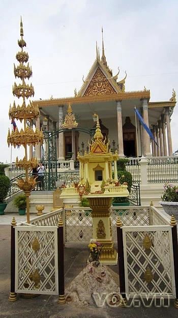 Phía trước chùa Bạc cũng có nhiều công trình kiến trúc đặc sắc