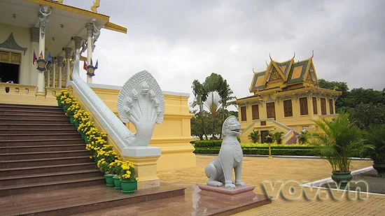 Hai bên tường dẫn lên điện chính được là tượng rắn 7 đầu đắp nổi