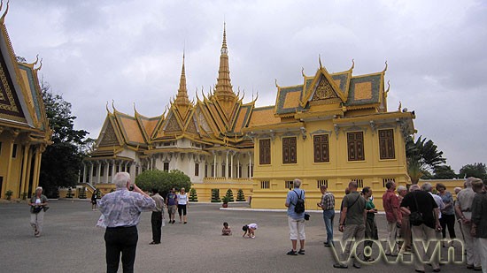 Hoàng cung ở Phnom Penh là một trong những địa điểm không thể thiếu của hầu hết du khách trong hành trình khám phá đất nước chùa Tháp. Hoàng cung ở Phnom Penh là một trong những địa điểm không thể thiếu của hầu hết du khách trong hành trình khám phá đất nước chùa Tháp.