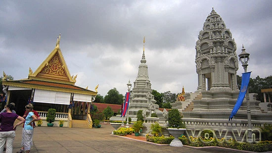 Những công trình kiến trúc khác trong khu vực Hoàng Cung và chùa Bạc