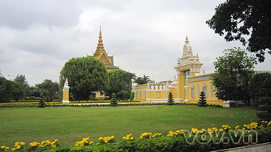 Phía trước Hoàng cung là một quảng trường rộng rãi, thoáng đãng với những bãi cỏ xanh và hoa tươi rực rỡ.