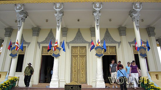 Tượng vũ nữ Apsara đặc trưng nổi tiếng của đất nước chùa Tháp được đắp quanh mái Hoàng Cung. Tượng vũ nữ Apsara đặc trưng nổi tiếng của đất nước chùa Tháp được đắp quanh mái Hoàng Cung.